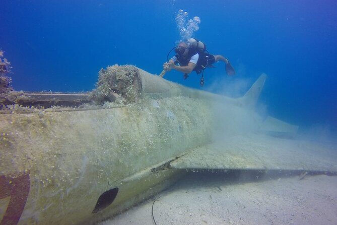 Scuba Diving in MIG-21 wreck - Entering the wreck: aircraft proximity, cockpit access, and photo angles