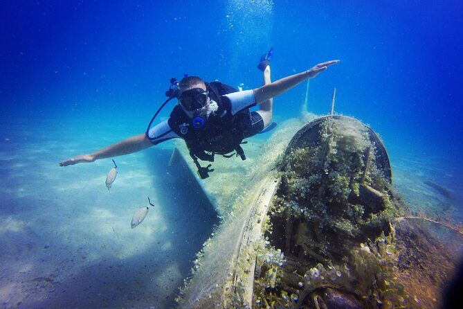 Scuba Diving in MIG-21 wreck - Visibility and underwater photography: getting sharper shots without fighting the water