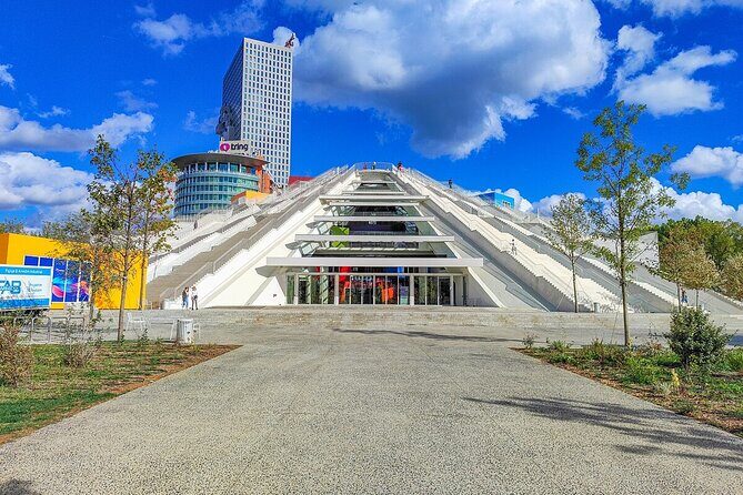 Tirana Bike Tour, History, Culture and Visit to Artificial Lake - Parku i Madh and the artificial lake ride: the relaxing middle stretch