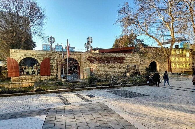 Tour a Piedi di Tirana - Parliament, Namazgah, Saint Paul: religion and politics side-by-side